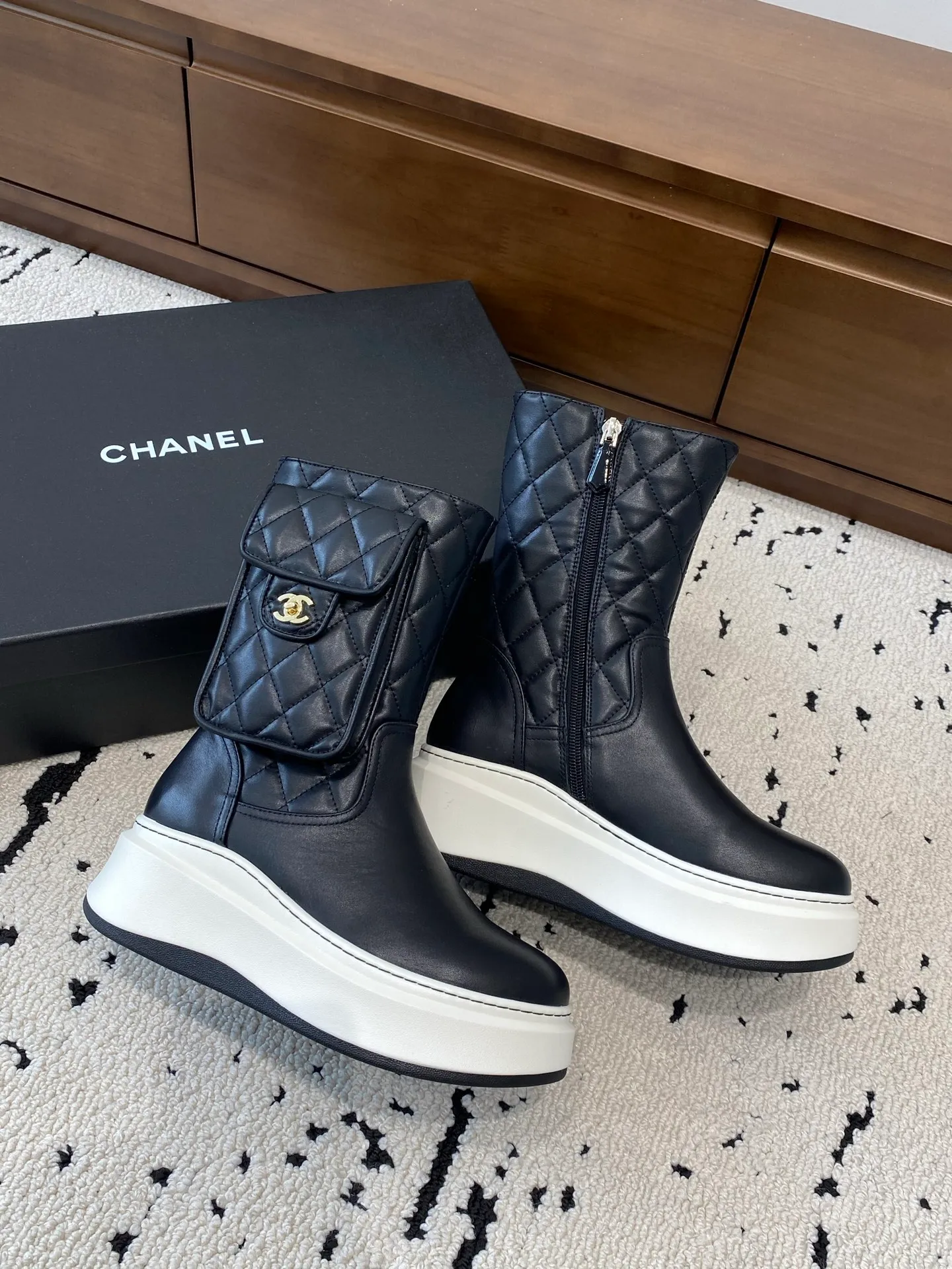 👟👟Ex-factory price 840👟👟 CHANEL 2025s autumn and winter series thick-soled high short boots, high and short are made of imported cowhide respectively, with an additional height of 5cm to show leg length. The boots follow Chanel's classic rhombus pattern, plus a small bag that can be opened to carry small things. Xiao Meimei especially likes it. This is a hot style created by Chanel this autumn and winter. With the traditional inner zipper, it is easy to put on the feet and super comfortable. It is a must-have for this autumn and winter. Upper material: imported cowhide with rhombus microfiber, washed denim ❤︎ Consistently authentic ❤︎ Outsole: original Italian TPU foam outsole Number of yards: 35-40 (40 is custom-made, non-refundable and non-exchangeable) Buy now👉 Buy now👉